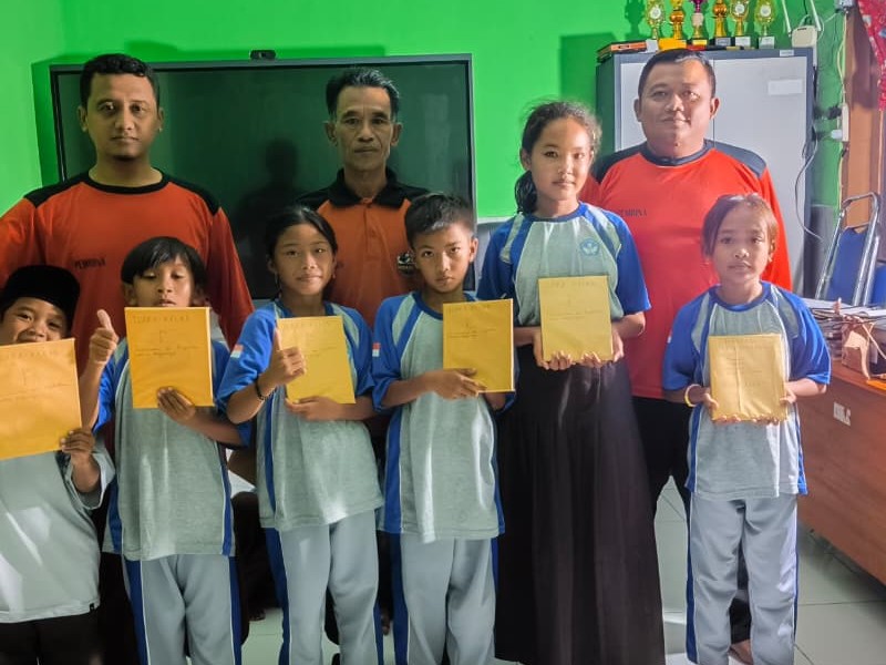 Bangun Motivasi Belajar, SDN 5 Banyuputih Hadiahi Siswa Teladan dan Berprestasi