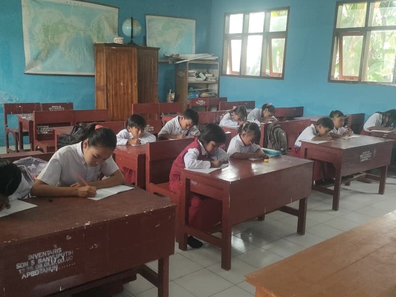 Siswa SDN 5 Banyuputih Ikuti Penilaian Tengah Semester Genap dengan Tertib