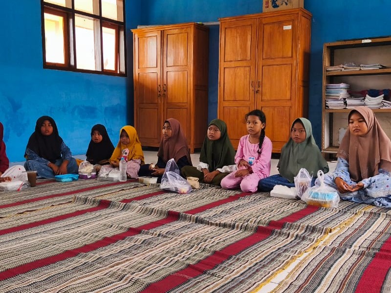 Momen Hangat Buka Bersama di SDN 5 Banyuputih
