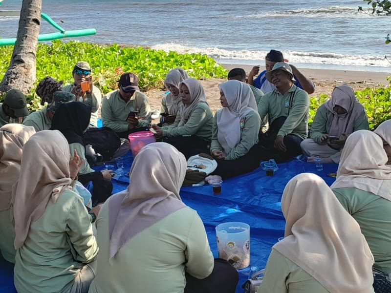 SD Negeri 5 Banyuputih Gelar Pertemuan rutin KKG Terbuka di Tepi Pantai